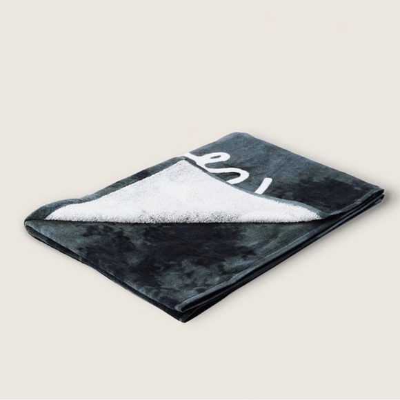 Victoria’s Secret PINK BEACH TOWEL - Picture 2 of 2